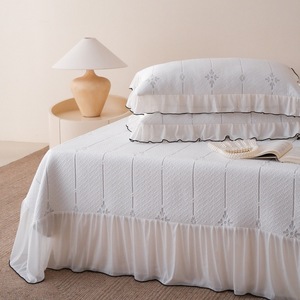 Cubrecama Acolchado de Color Sólido Minimalista de Lujo para Cama de 1.8m, Antideslizante, Estilo Tatami, Juego de Tres Piezas para Verano - Product Image 2