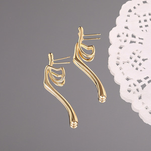 Orecchini a Perno con Linee Metalliche Irregolari e Effetto Rugoso, Gioielli Geometrici Audaci per Donne, Uso Quotidiano, Outfit da Festa, Regalo - Product Image 5