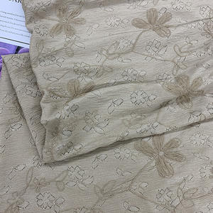 Tela de encaje nigeriana de textura suave, color beige, con bordado floral jacquard y cordón, para blusas, vestidos Aso Ebi y textiles para el hogar. - Product Image 2