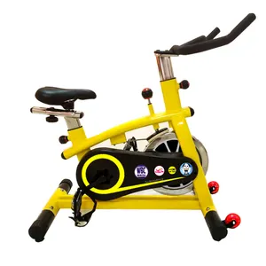 儿童使用健身自行车自行车健身房设备室内旋转运动循环