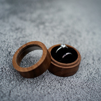 Großhandel Luxuriöse Kleine Schmuck-Geschenkverpackung Runde Holz-Eheringbox Massivholz oder Mit Fenster