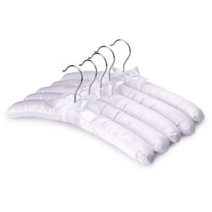 <span class=keywords><strong>Cintres</strong></span> en soie pour robe de mariée <span class=keywords><strong>Cintres</strong></span> <span class=keywords><strong>rembourrés</strong></span> antidérapants pour chandails Grand cintre rembourré en <span class=keywords><strong>satin</strong></span> coloré pour vêtements pour femmes - Product Image 2