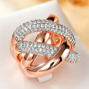 Anello Chunky Intrecciato con Zirconi per Donne, Gioiello da Dito Elegante per Feste - Product Image 5