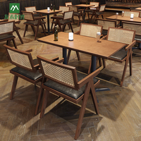 Ensemble de meubles contemporains en bois massif et rotin, écologiques et durables, pour hôtels, restaurants, cafés et bars