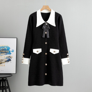 Robe pull en maille pour femme, manches longues, crème et noir, col et poches, style élégant, collection Printemps 2025 - Product Image 2