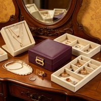 Boîte à bijoux en cuir PU violet avec miroir intégré, doublure en velours crème, fermeture métallique, logo personnalisé pour le rangement de bijoux à domicile ou l'emballage cadeau