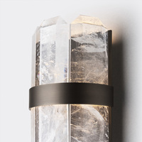 Applique murale LED en métal bronze foncé avec cristal de quartz brut naturel et abat-jour en verre ambré moderne pour la décoration de chambre à coucher, de chevet et de couloir