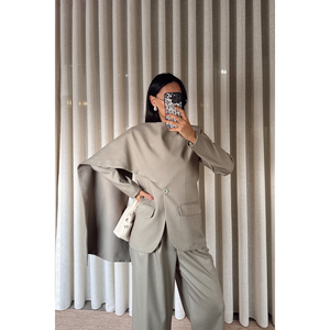 Conjunto de Chaqueta y Pantalones Modelo Massim Color Caqui para Mujer con Cuello Chal - Product Image 1