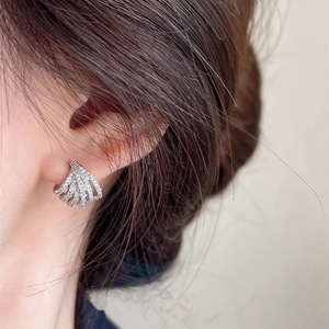 Orecchini a Cerchio Stratificati Classici in Rame per Donna con Perle Imitazione e Design Geometrico Scintillante alla Moda - Product Image 6