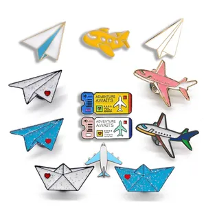 Insignia de avión de Metal, Pin de esmalte suave de oro duro, diferentes diseños personalizados, papel 3D, forma de avión, Pin de solapa