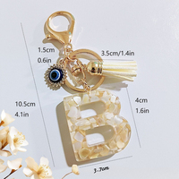 Porte-clés Alphabet en résine effet grain de coquille crème, avec pendentif œil porte-bonheur en strass et pompon en daim blanc cassé, cadeau personnalisé