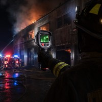 Caméra thermique de lutte contre les incendies F1200 640x512 384x288 1200 ° Caméra IP67 WiFi de suivi froid/chaud pour la recherche et le sauvetage incendie TIC