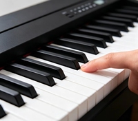 Clavier de piano numérique portable 61 touches avec Bluetooth, batterie rechargeable, double haut-parleur, 128 sons et rythmes pour débutants