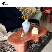 Tostone Table élégante en travertin rouge d'Italie Design moderne en pierre pour les cafés et les intérieurs contemporains