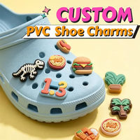 Breloques de chaussures en PVC souple 2D personnalisées en gros, décorations DIY pour sabots et sandales, accessoires de chaussures personnalisés en forme de dessin animé, échantillon gratuit