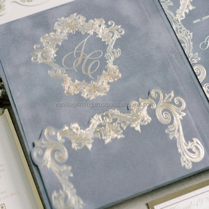 Boîte d'invitation de mariage en velours imprimé vanille, avec logo personnalisé en feuille d'or gaufrée, suite d'invitations de luxe en carton pliant - Product Image 5