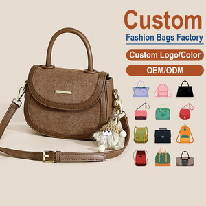 Sac à bandoulière en cuir PU pleine fleur avec chaînes, design matelassé losanges marron vintage, breloque animale en peluche, toucher doux et souple - Product Image 1