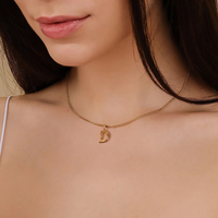 Collar EMANCO con Letra Inicial Texturizada, Cadena Minimalista de Acero Inoxidable con Baño PVD en Color Dorado, Regalo con Nombre para Mujer, Uso Diario