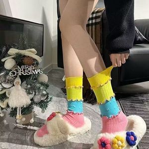 Calcetines de media pantorrilla con diseño de patchwork de colores Dopamine para mujer, calcetines coloridos de estilo lindo con diseño de volantes para uso diario. - Product Image 5