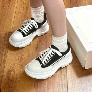 รองเท้าส้นสูงพื้นหนาแบบคลาสสิกสำหรับผู้หญิง - รองเท้าผ้าใบแฟชั่นแบบกำหนดเอง รองเท้าลำลองสำหรับเดินเล่นกลางแจ้ง พร้อมพื้นรองรับแรงกระแทก - Product Image 2