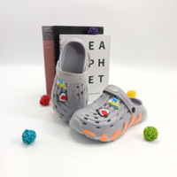 Sandales sabots imprimées élégantes et respirantes toutes saisons, chaussures de jardin imperméables en EVA souples avec breloques personnalisées pour hommes et femmes