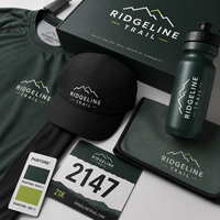 Kit de course de trail personnalisé avec logo, comprenant une chemise de performance, une casquette, une bouteille d'eau, une serviette rafraîchissante et un dossard de course