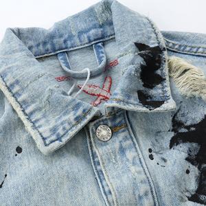 Veste en jean vintage bleue déchirée avec broderie et motif imprimé au dos pour homme, style streetwear - Product Image 2