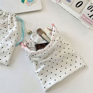 Bolsas de Maquillaje Plegables Reutilizables Personalizadas de Algodón con Estampado de Puntos Negros y Logotipo Reciclable para Envasado a Prueba de Polvo de Aceites Esenciales - Product Image 2