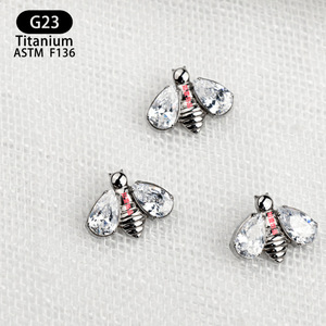 Boucles d'oreilles en titane en forme d'abeille ASTM F136 avec incrustation de zircon, bijoux de piercing, clous d'oreille pour cartilage - Product Image 4
