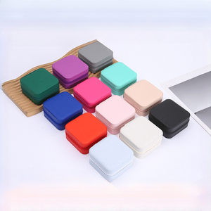 Scatole portagioie quadrate mini personalizzate per anelli, bracciali, collane, orecchini e accessori di alta gamma. - Product Image 3