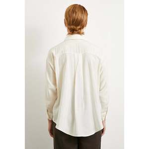 Chemise en modal à double rayure écru, chemisier minimaliste en popeline boutonné pour femme, à porter au quotidien - Product Image 1