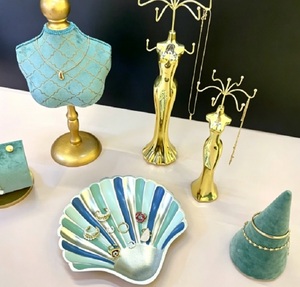 Set Espositore per Gioielli Stile Oceano con Vassoio a Conchiglia, Velluto Turchese Premium e Supporto Dorato per Collane e Anelli - Product Image 1