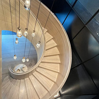 Escalier en colimaçon en marbre travertin ultra-fin PerfectStone pour projets hôteliers et villas haut de gamme