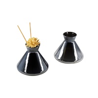 Bouteille de diffuseur de parfum en verre vide de forme triangulaire moderne noire galvanisée de 200ml en gros