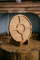 Assiette à collation ronde en chêne avec support Plateau de service en bois avec 3/5 compartiments Planche à charcuterie rustique Cadeau de cuisine fait main