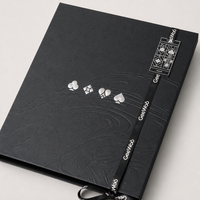 Coffret Cadeau de Poker Personnalisé Noir avec Symboles de Jeu en Feuille d'Argent et Ruban Tissé OEM
