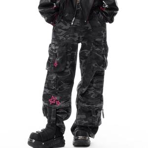 กางเกงคาร์โก้ลายพรางแบบขายส่งสั่งทำได้ ทรงยูนิเซ็กซ์ ลายกราฟฟิตี ดีไซน์ 3 มิติ กระเป๋าคาร์โก้สไตล์พังก์ กางเกงคาร์โก้ลายพรางสีเข้มสำหรับผู้ชาย - Product Image 6
