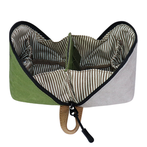 Bolsa pequeña de estilo minimalista en papel Kraft arrugado con diseño de bloque de color adecuado para almacenar documentos y cosméticos - Product Image 5