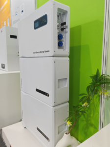 ระบบพลังงานแสงอาทิตย์แบบปรับขนาดได้ 10KW เป็นมิตรกับสิ่งแวดล้อม สำหรับบ้าน 5KW-20KW ระบบไฮบริดคลื่นไซน์บริสุทธิ์ แบตเตอรี่ลิเธียมไอออน ตัวควบคุม MPPT ปรับแต่งได้ - Product Image 4