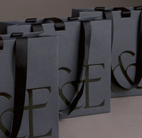 Sac en papier avec logo en feuille d'or personnalisé en usine de Chine Boîte cadeau de shopping élégante