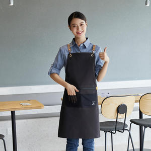 Delantal de poliéster impermeable color verde guisante con correas para los hombros para uso en restaurantes y bares - Product Image 3