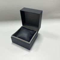 Boîte de montre pour hommes avec logo personnalisé Boîte de rangement en cuir PU faite à la main Revêtement UV Gaufrage couleur noire Montre élégante Boîte d'emballage