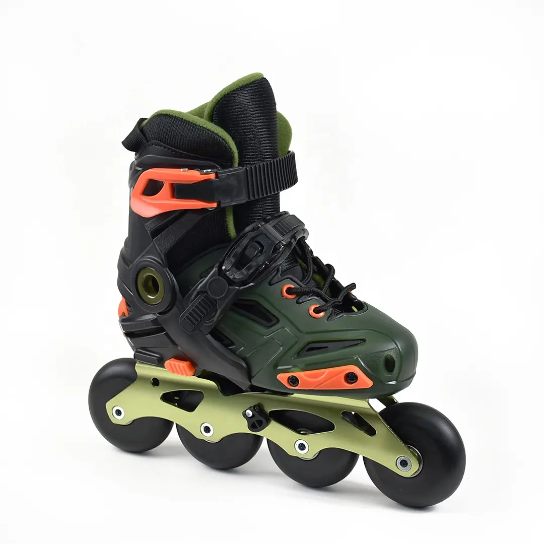 Scarpe da pattinaggio sportive all'aperto arancione verde misto lunghezza regolabile 4 ruote Skate Slalom in linea per bambini