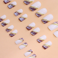 Faux ongles carrés courts en acrylique français à presser, style cercueil, en blanc et violet avec halo en feuille d'or et colle – Vente en gros