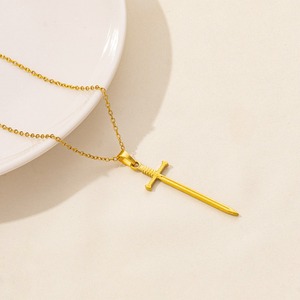 Collier en acier inoxydable 304 doré, motif épée, poignard croisé, sabre ailé, <span class=keywords><strong>médaille</strong></span> de combattant, <span class=keywords><strong>chaîne</strong></span> à maillons, style streetwear unisexe - Product Image 3