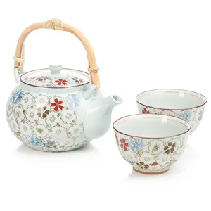 一套3个花卉经典白色陶瓷日本茶壶和杯茶具，带礼品盒