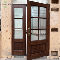 Portes d'extérieur en bois massif de style design moderne avec inserts en verre Porte d'entrée en bois finition chêne acajou