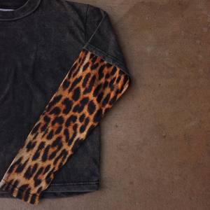 เสื้อยืดแขนยาวแบบสวมหัวคอลึก330 GSM เสื้อยืดครอปสองชั้นพิมพ์โลโก้ได้ตามต้องการ - Product Image 4
