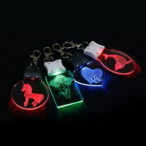 Llavero de Acrílico LED con Foto Personalizada OEM, 7 Colores Brillantes, Carga USB, Llavero con Grabado Láser Holográfico 3D para Parejas - Product Image 1
