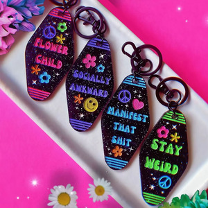 Llavero de estilo Hippie Motel Hotel, accesorios colgantes con palabras negras y coloridas, llaveros acrílicos de plástico personalizados populares - Product Image 1